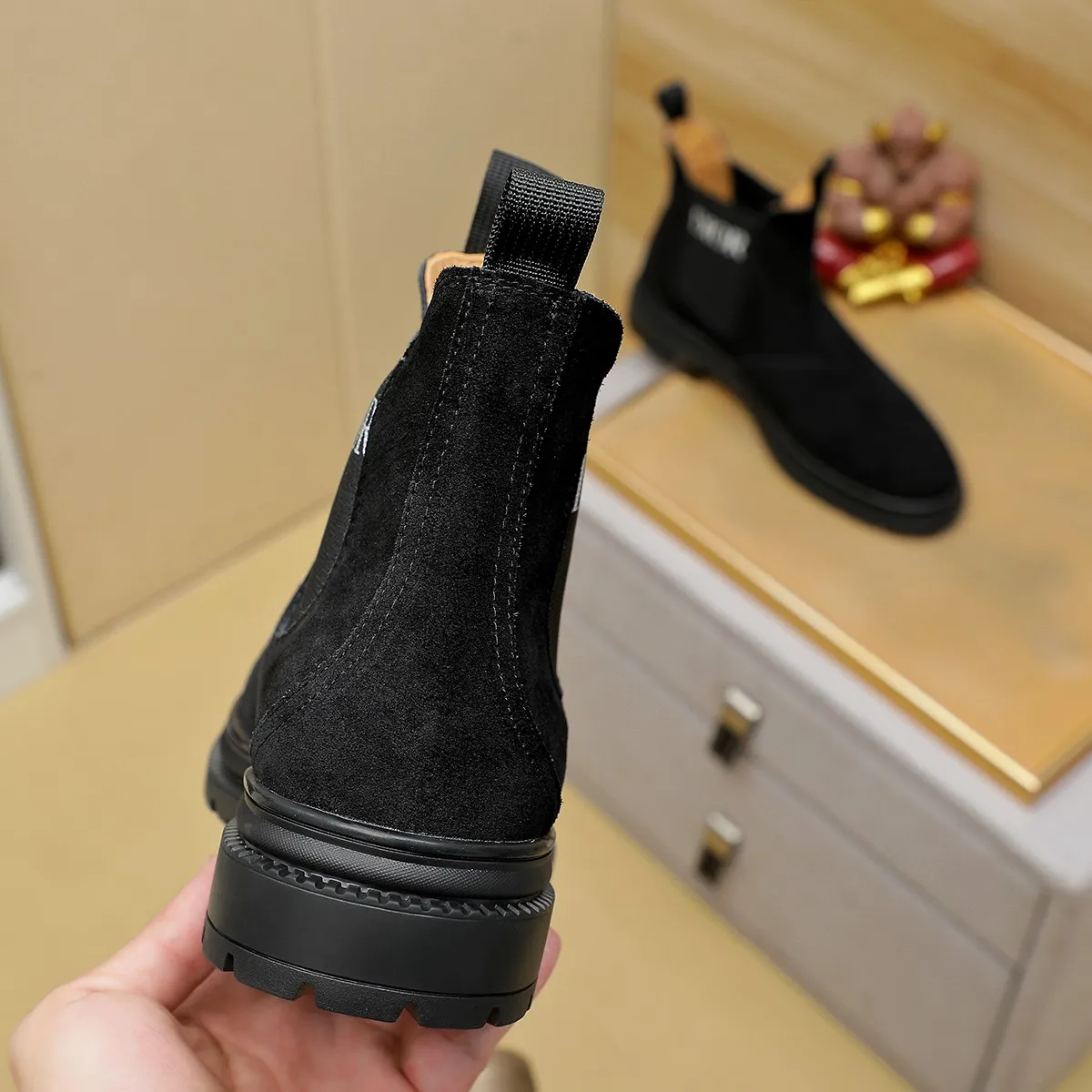 Ex-factory price: 480⌚️⌚️"Dior" Gaobang short boots⚠️⚠️Top purchasing agent🔍🔍Men's 2023HK counters are on sale simultaneously. Sole: The original sole is specially provided by the original factory. The exclusive movable molded sole is super comfortable. The original factory and the single product are handmade🔍🔍. The details determine the quality. We only make shoes with care. You can enter and exit the counter at will. Welcome to compare. 🇮🇹Size: 38-444️⃣Colors available